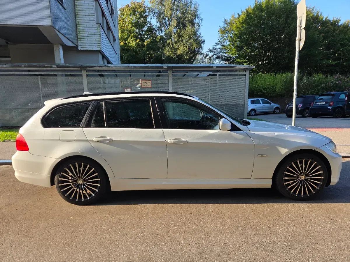 BMW 3 Series 2011 photo 3