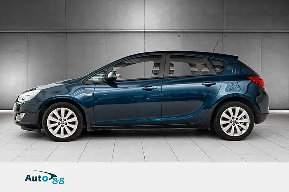Opel Astra 2011 photo 2