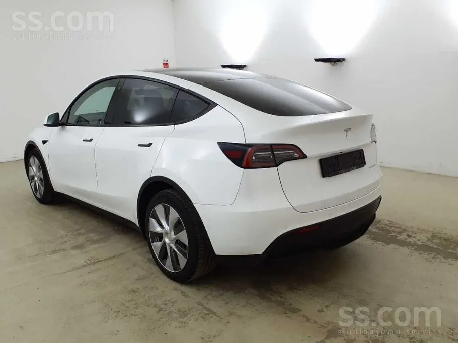 Tesla Model Y 2023 photo 2