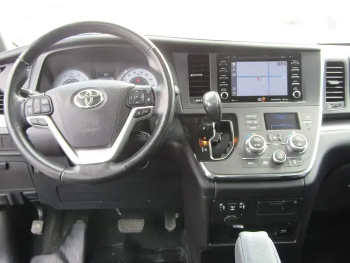 Toyota Sienna 2019 photo 2