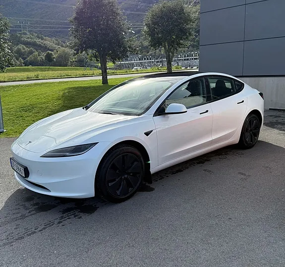 Tesla Model 3 2026 photo 3