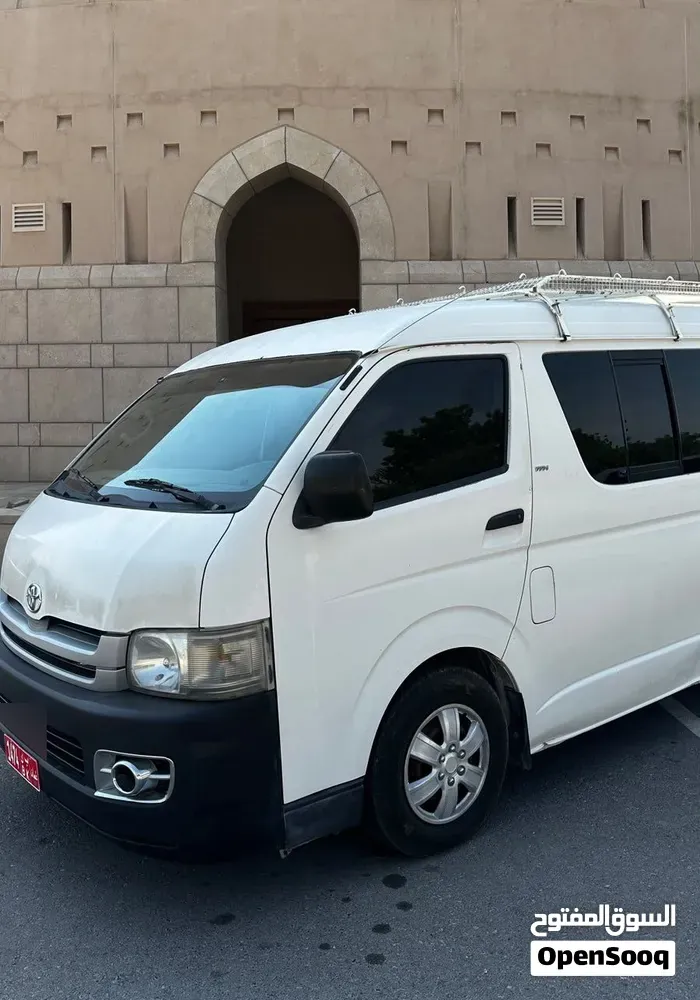 Toyota Hiace 2010 photo 2