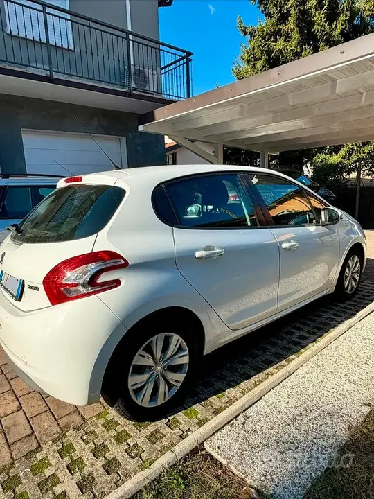 Peugeot 208 2014 photo 4