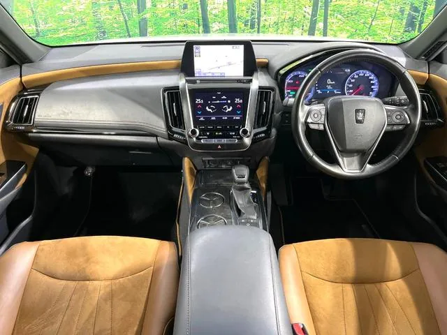 Toyota Crown 2019 photo 2