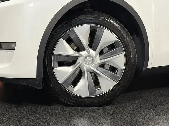 Tesla Model Y 2023 photo 2