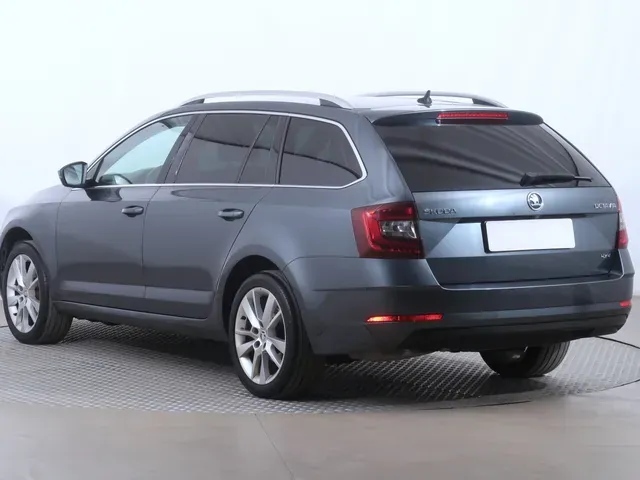 Skoda Octavia Combi 2018 photo 3