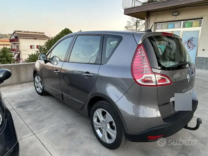 Renault Scenic 2011 photo 2