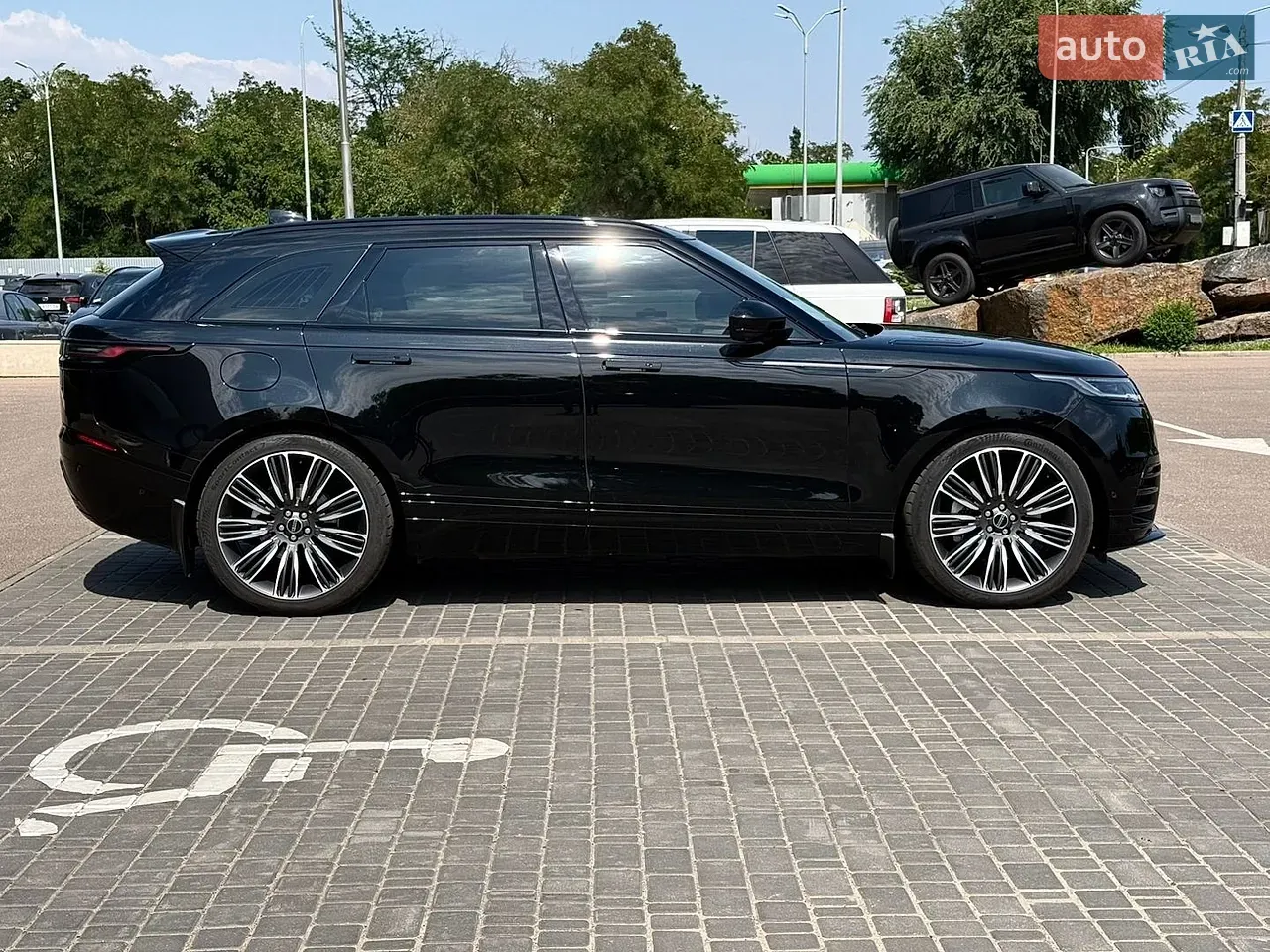 Land Rover Range Rover Velar 2025 photo 4