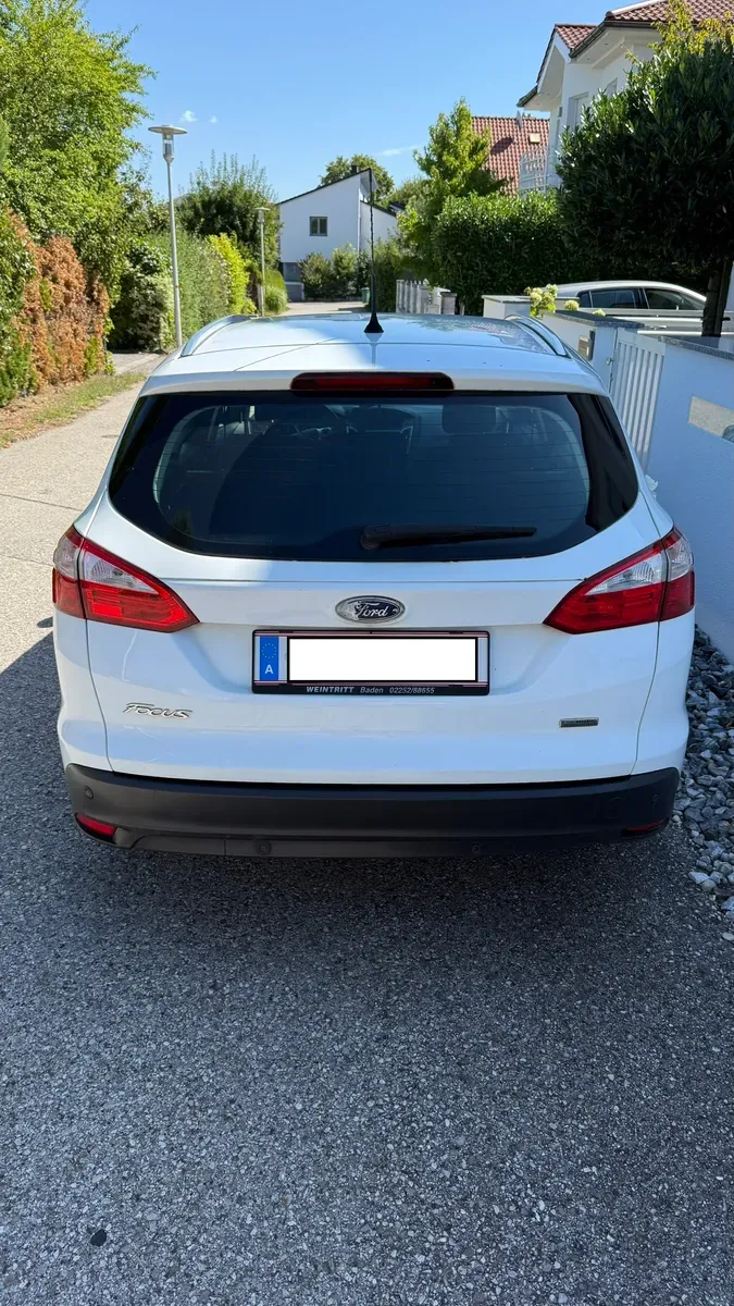 Ford Focus Traveller 2012 photo 2