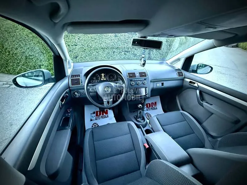 Volkswagen Touran 2012 photo 2