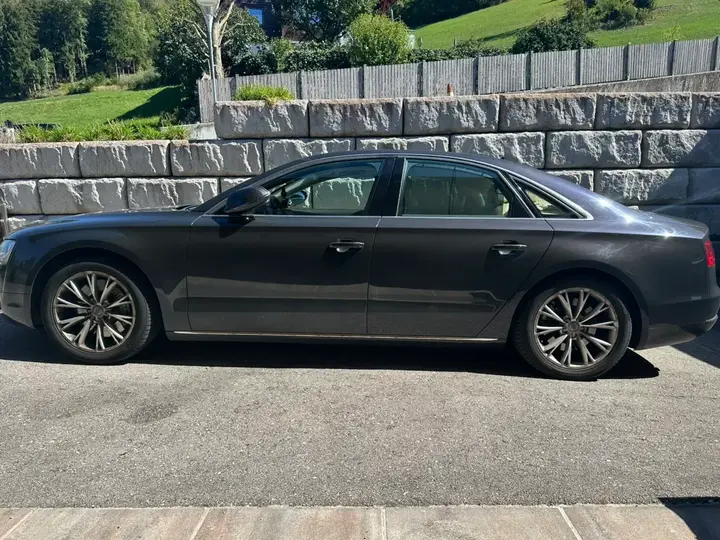 Audi A8 2010 photo 3