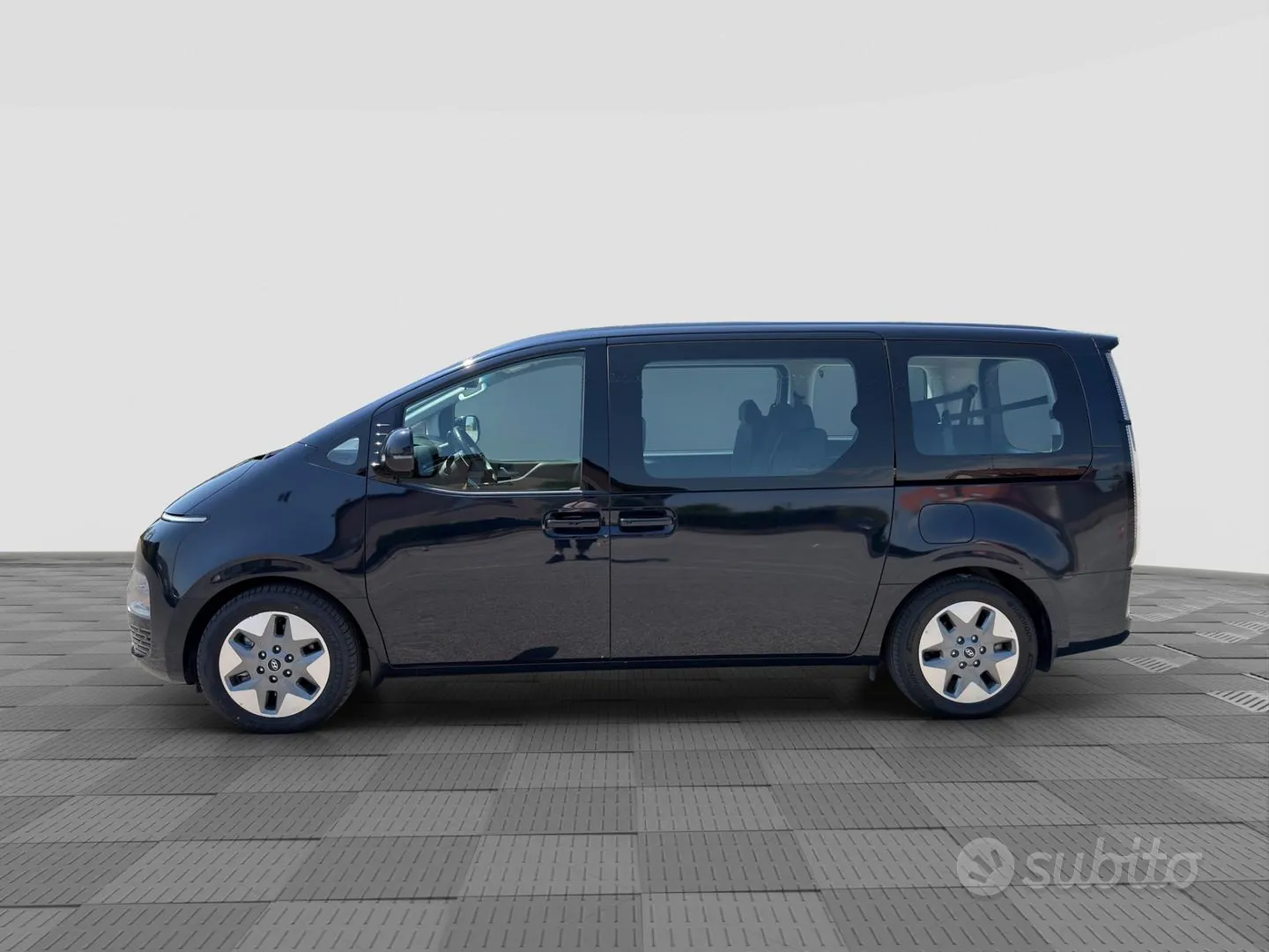 Hyundai Staria 2024 photo 2