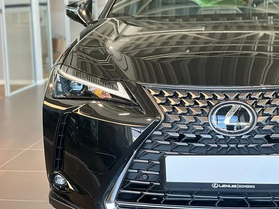 Lexus Ux300E photo 5