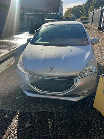 Peugeot 208 2014 photo 2