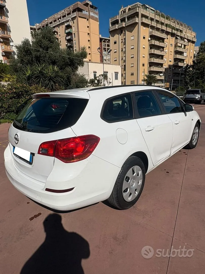 Opel Astra 2012 photo 2