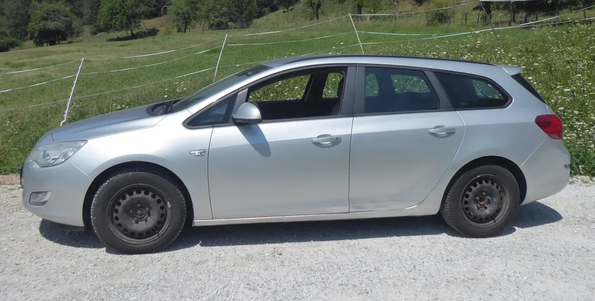 Opel Astra 2011 photo 2