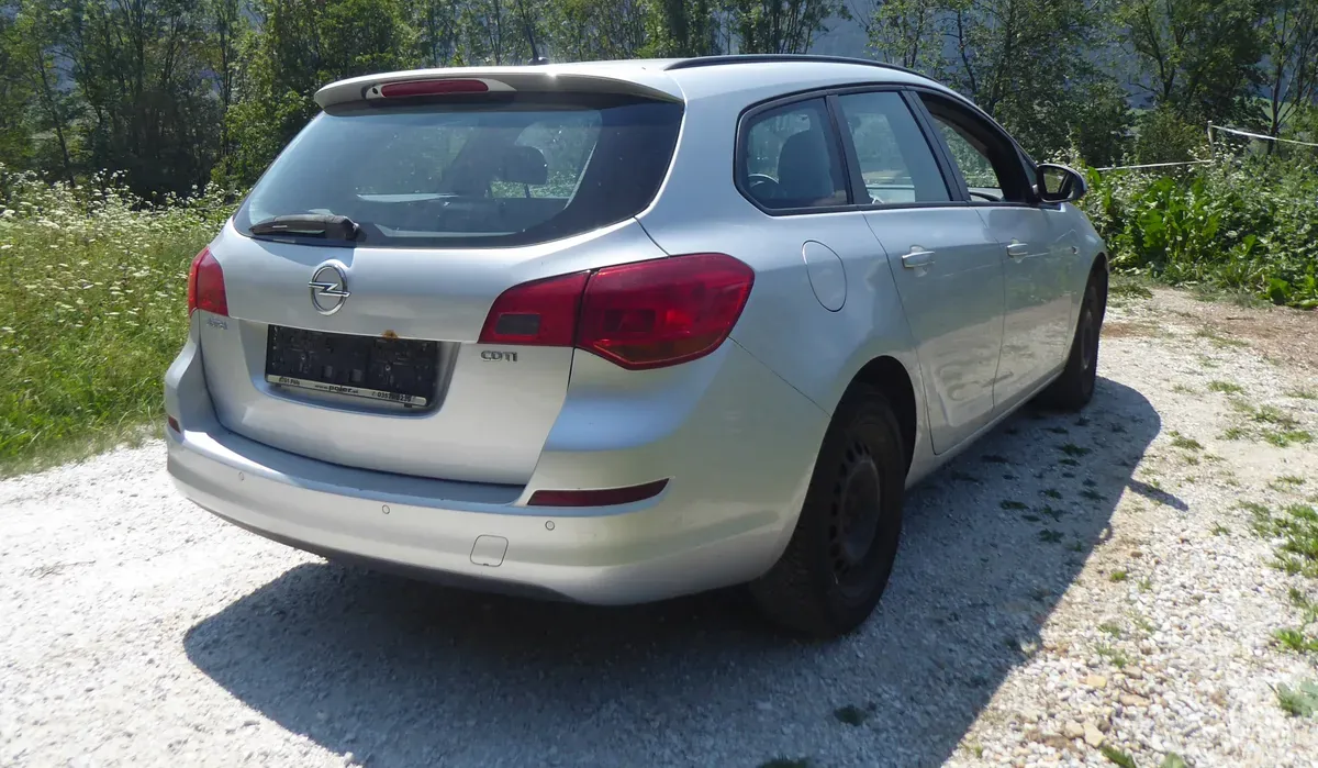 Opel Astra 2011 photo 3