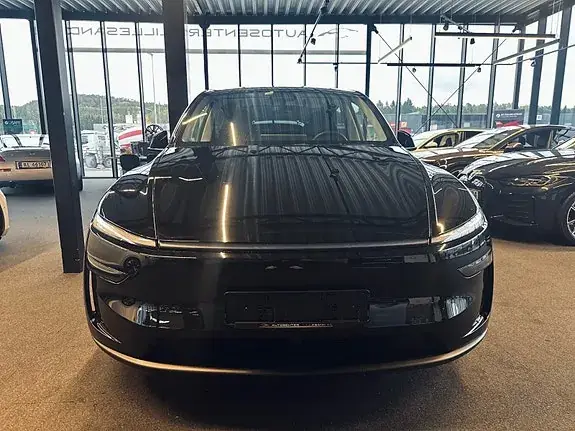 Tesla Model Y 2026 photo 2