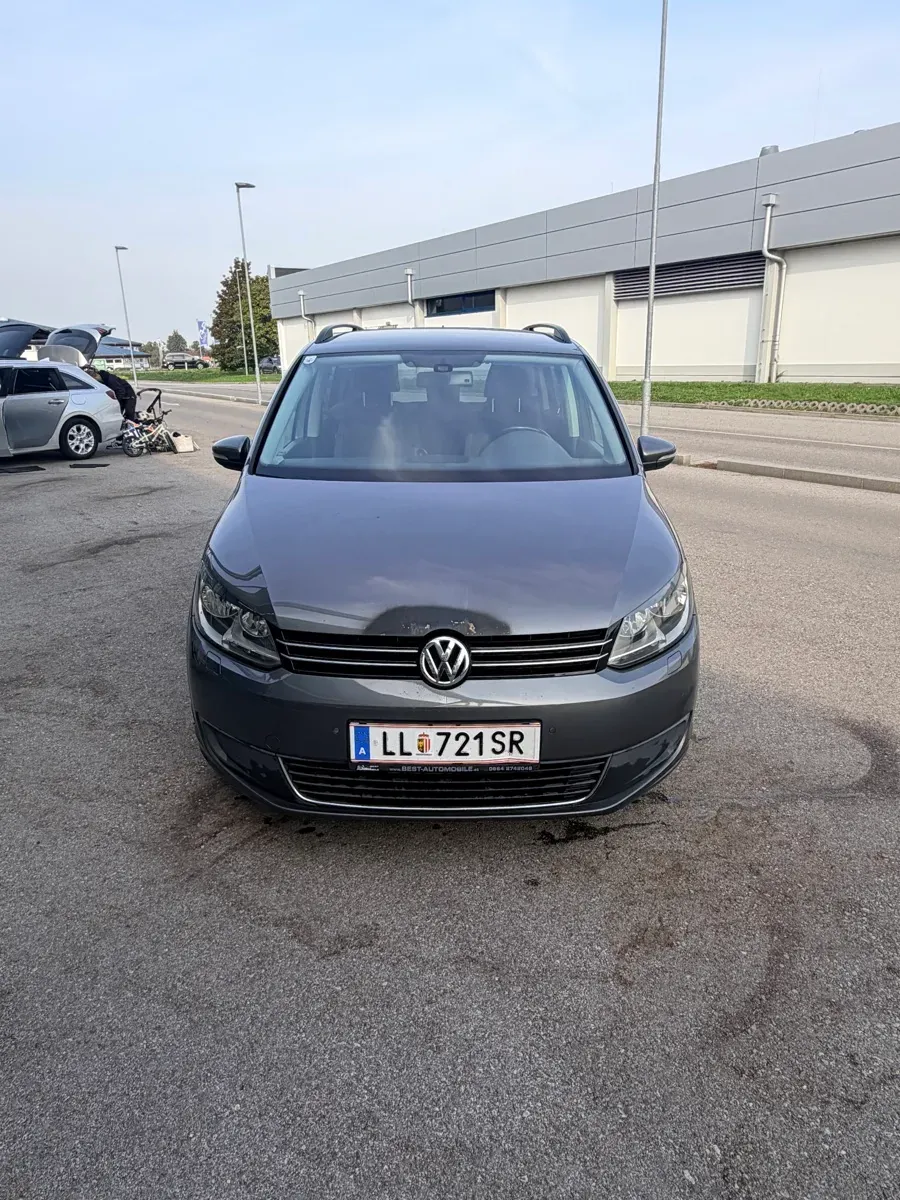 Volkswagen Touran 2011 photo 2