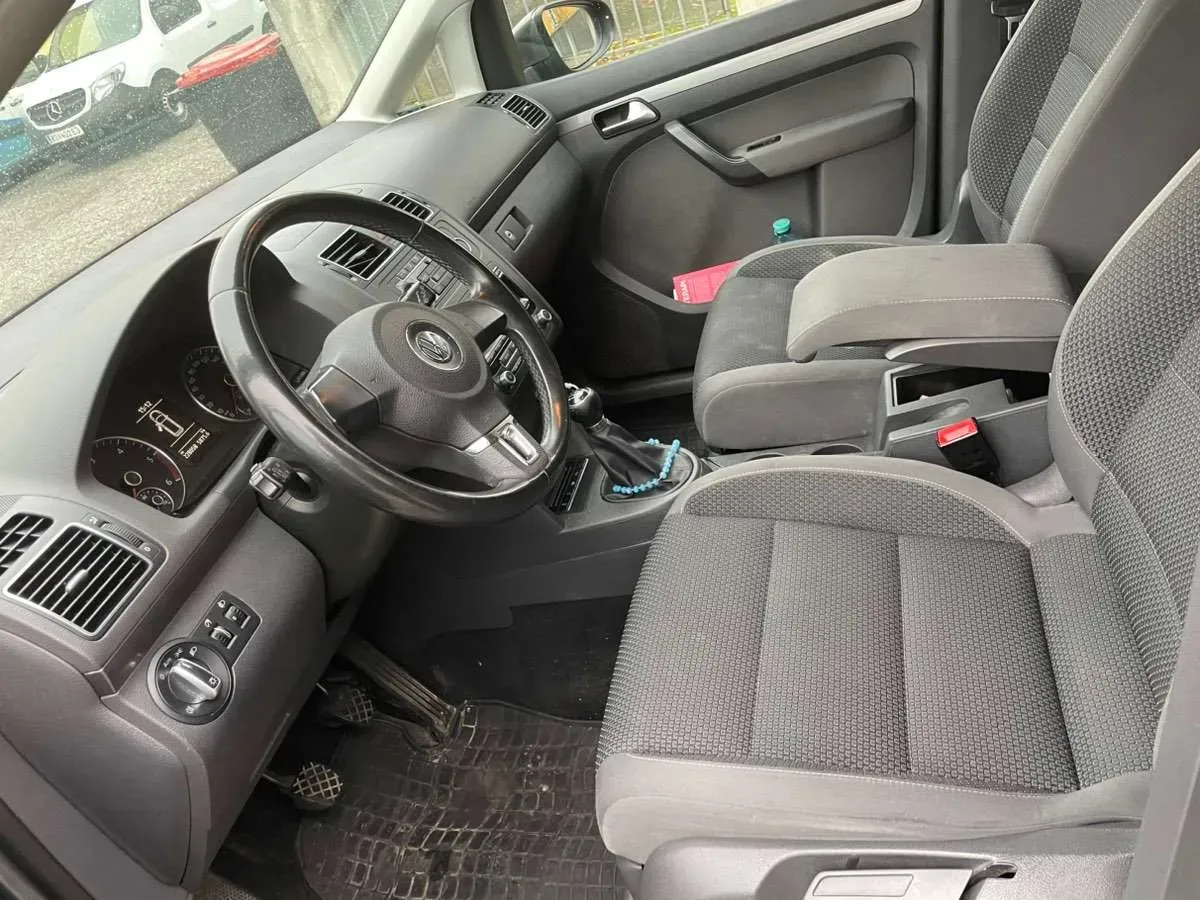 Volkswagen Touran 2011 photo 3