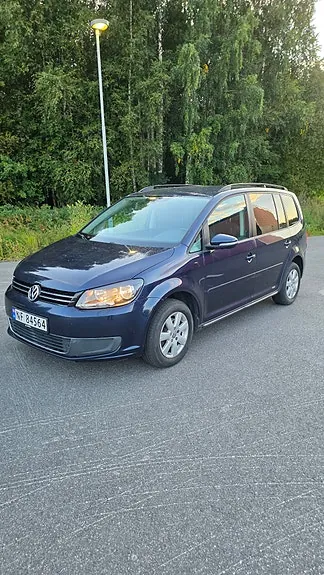 Volkswagen Touran 2011 photo 2