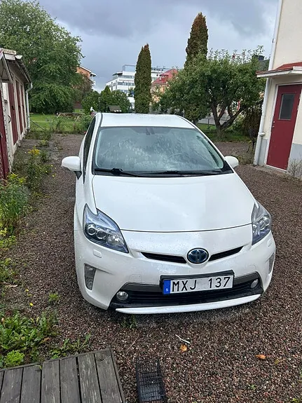 Toyota Prius Plug-In Hybrid 2012 photo 2