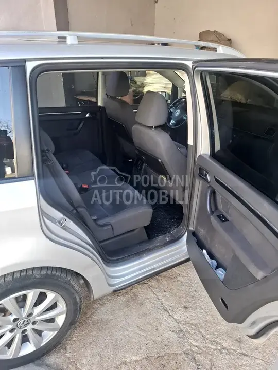 Volkswagen Touran 2011 photo 2