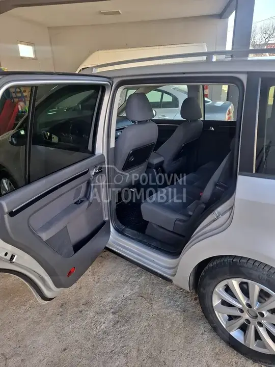 Volkswagen Touran 2011 photo 4