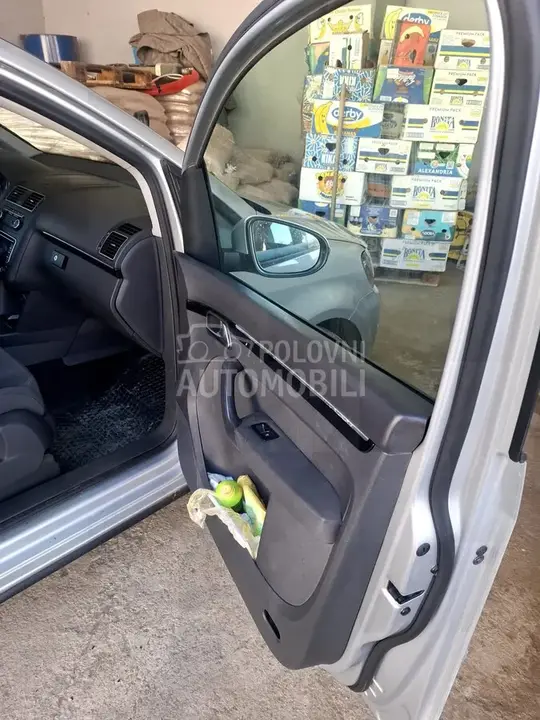 Volkswagen Touran 2011 photo 3
