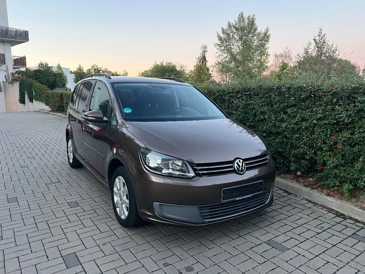 Volkswagen Touran 2011 photo 2