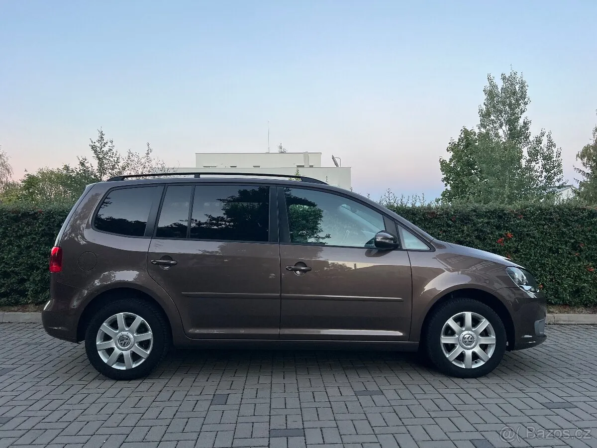 Volkswagen Touran 2011 photo 3