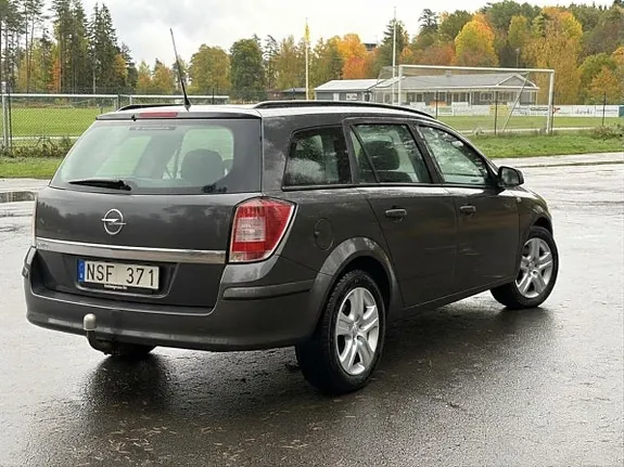 Opel Astra 2010 photo 2