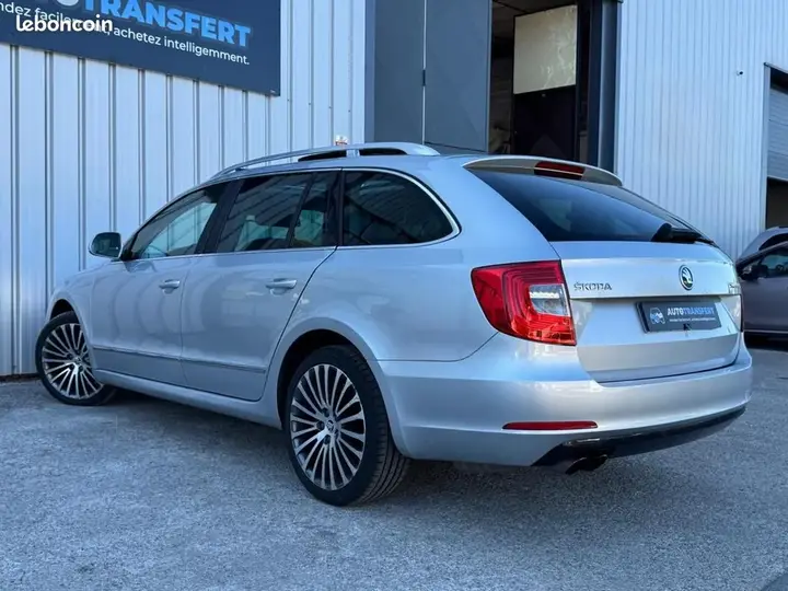 Skoda Superb 2014 photo 4