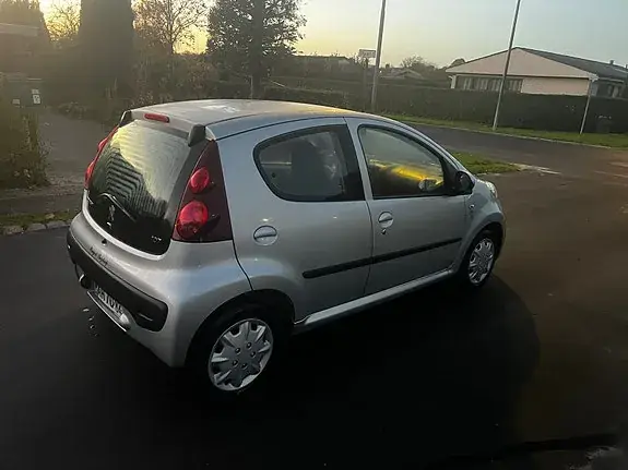 Peugeot 107 2013 photo 2