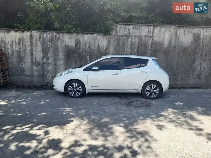 Nissan Leaf 2013 photo 2