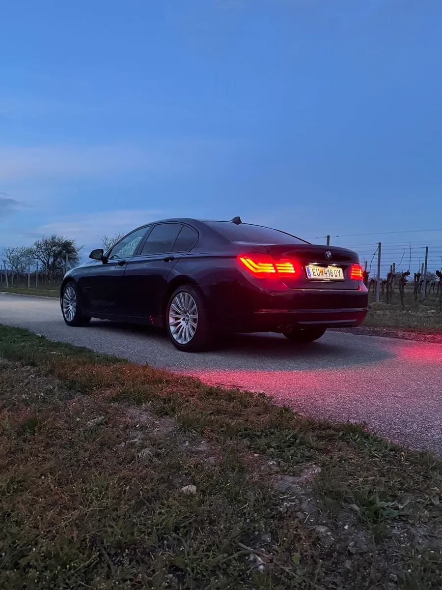 BMW 7 Series 2012 photo 2