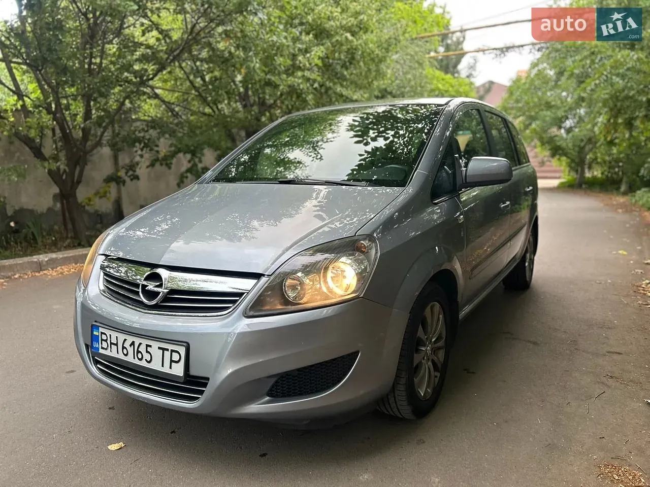 Opel Zafira 2010 photo 2