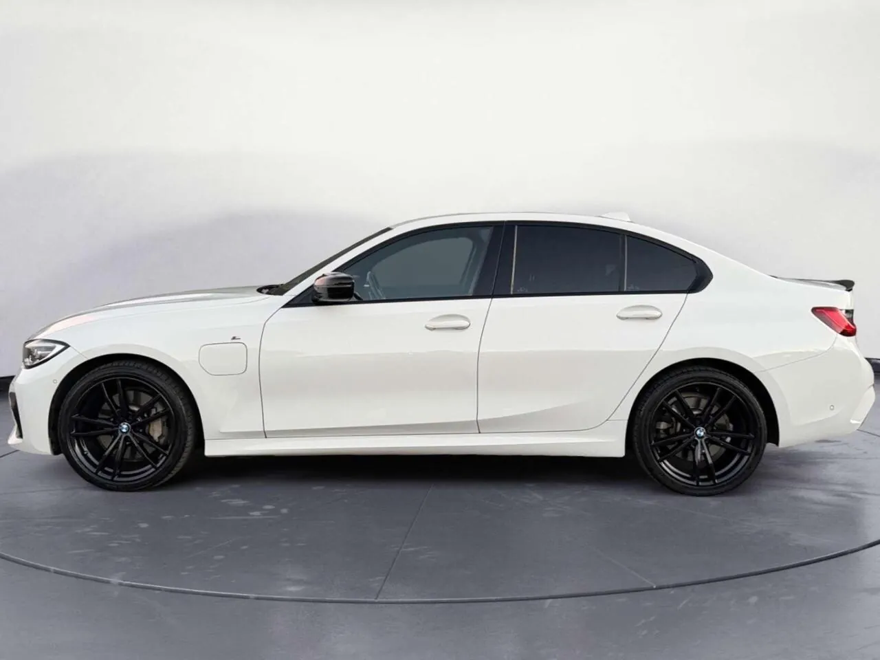 BMW 3 Series 2021 photo 2