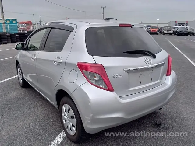 Toyota Vitz F 2012 photo 3