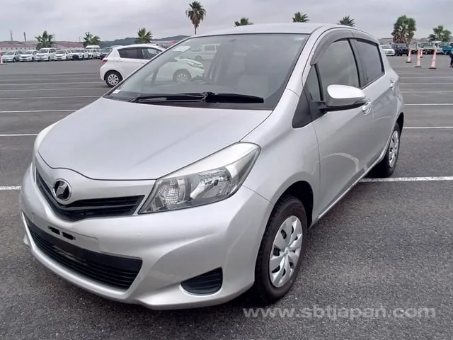 Toyota Vitz F 2012 photo 2