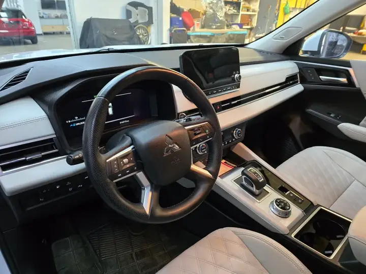 Mitsubishi Outlander 2025 photo 5