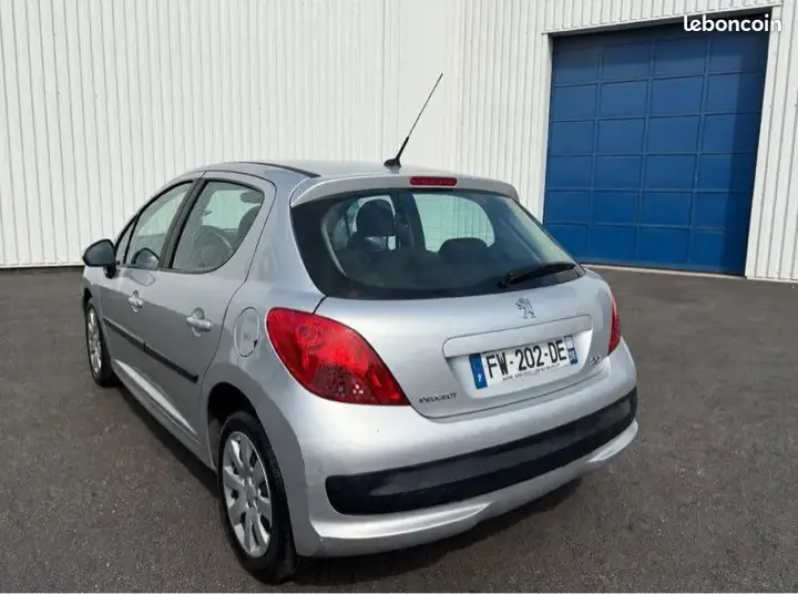 Peugeot 207 2007 photo 2