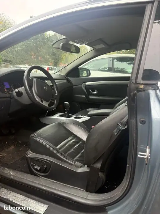 Renault Laguna 2010 photo 2