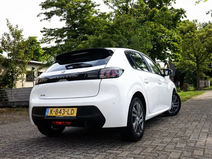 Peugeot 208 2021 photo 2