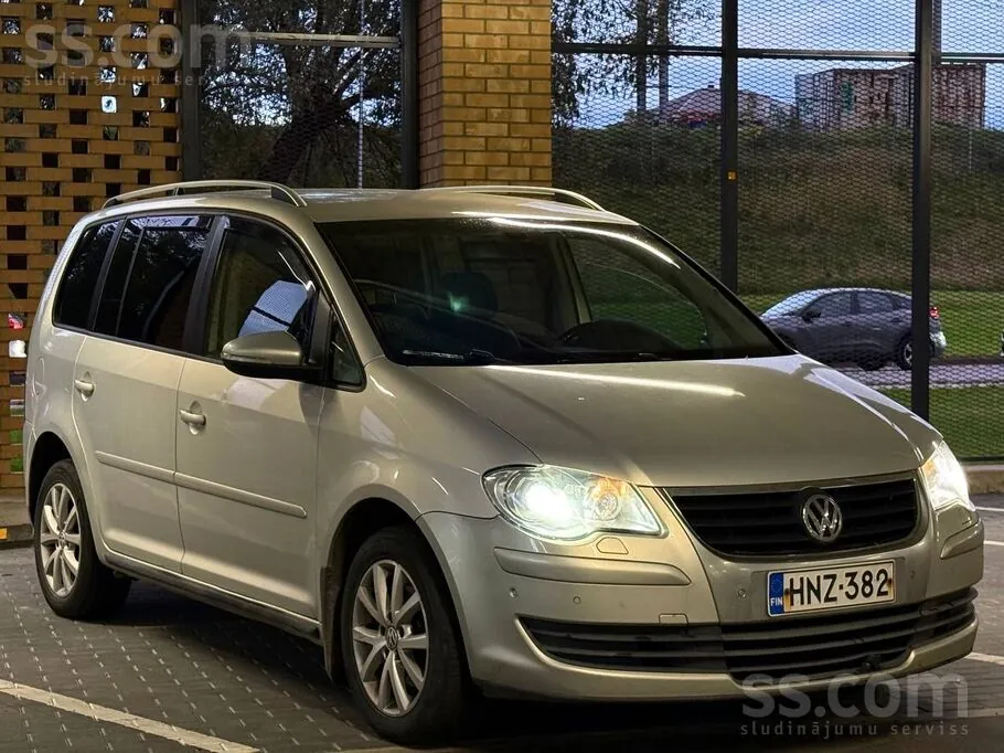 Volkswagen Touran 2010 photo 2