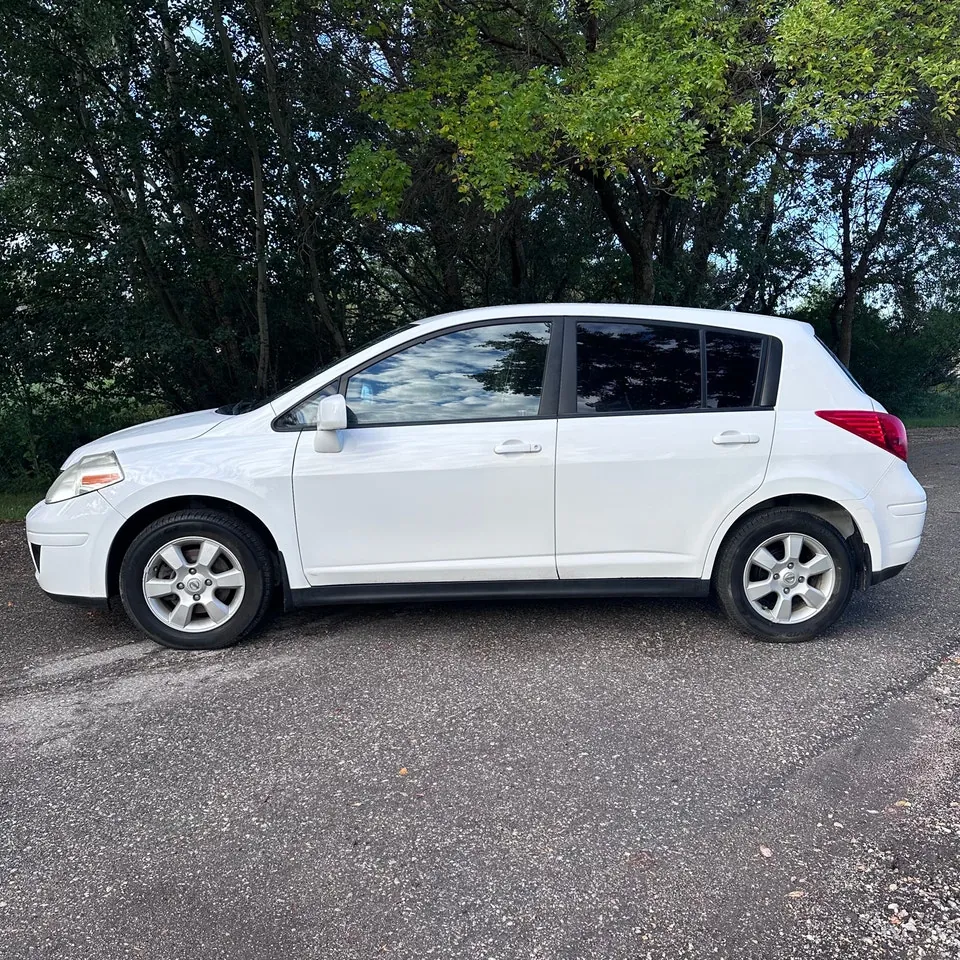 Nissan Versa 2010 photo 2