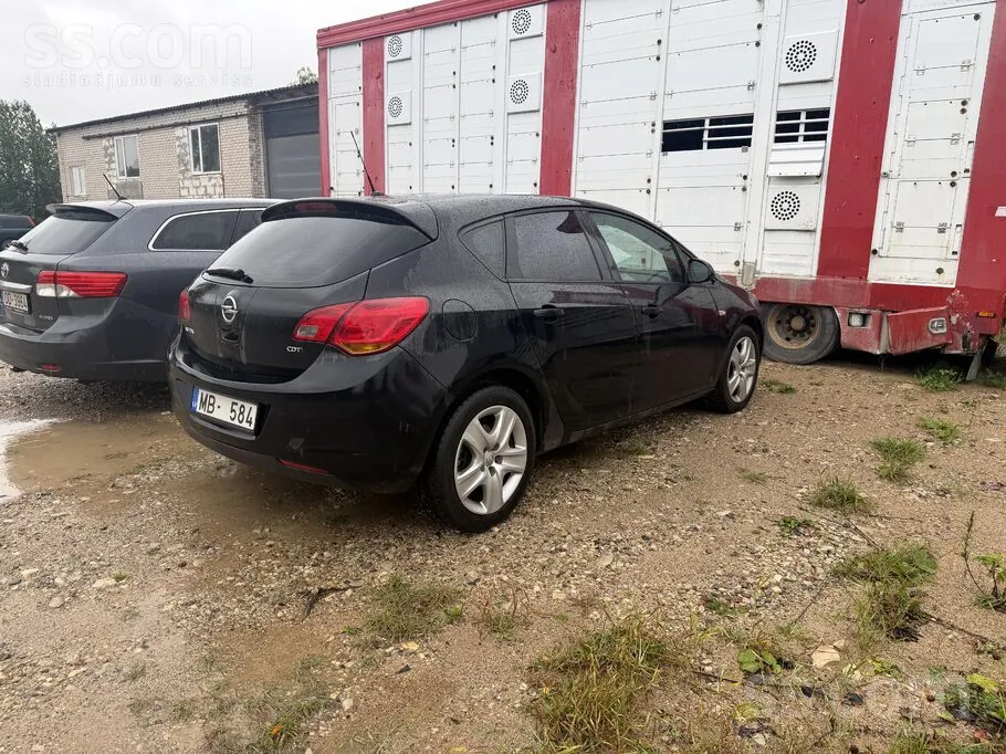 Opel Astra 2011 photo 3