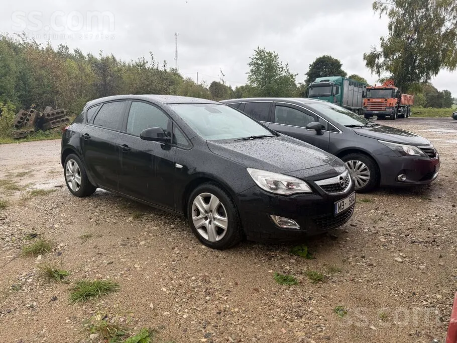 Opel Astra 2011 photo 2