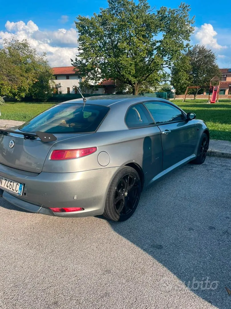 Alfa Romeo Gt 2004 photo 2
