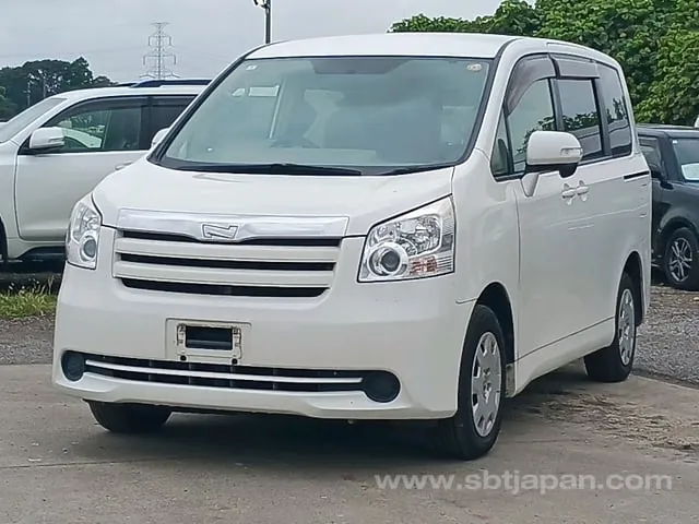 Toyota Noah 2010 photo 3